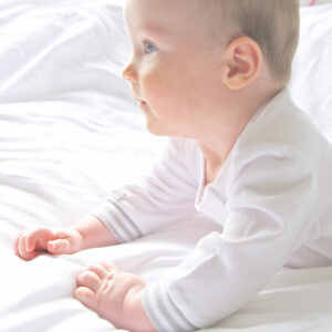 Box C3 | Gris Rayas | Rebozo de muselina y pijama - Imagen 4
