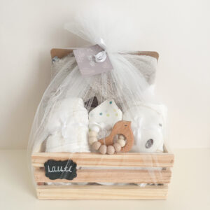 Pack D7 | Gris | Toalla, set de pijama, y mordillo
