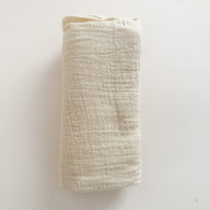 Box G9 | Beige | Rebozo de muselina y osito de actividades - Imagen 6