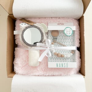 Box G9 |  Rosado | Manta, sonajero y porta chupetes