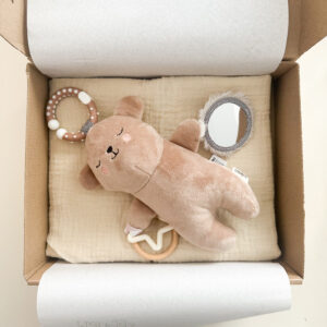 Box G9 | Beige | Rebozo de muselina y osito de actividades