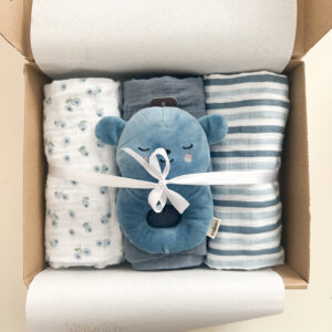 Box G6 | Celeste | Rebozos de muselina y sonajero